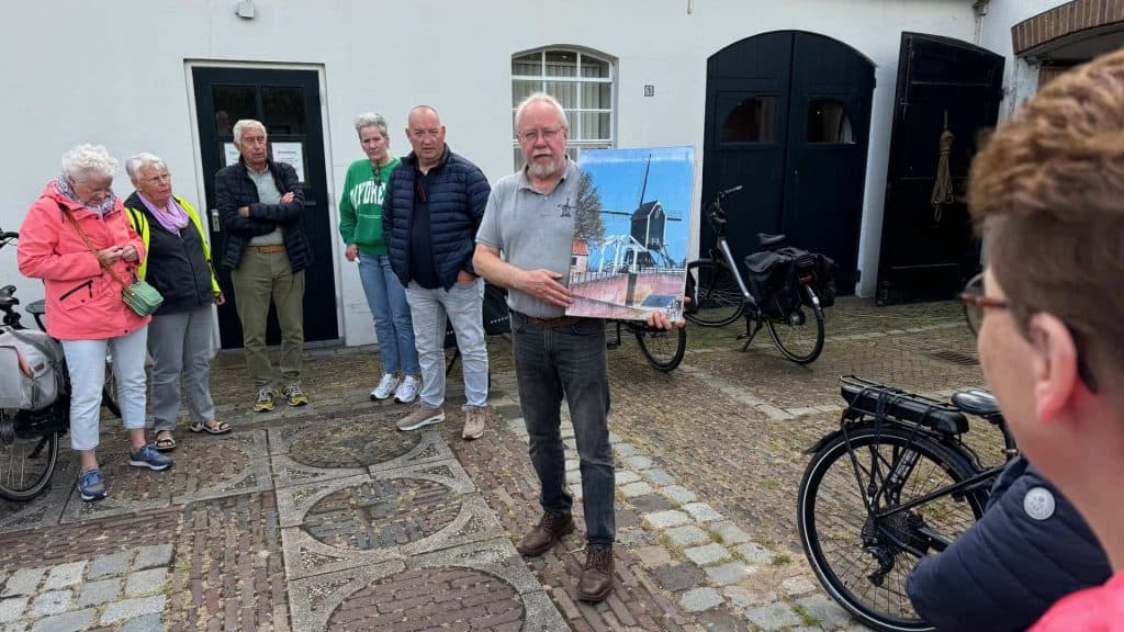 Kunstwerk onthuld door lokale kunstenaar op 't Gelders Eiland, omringd door enthousiaste bewoners.