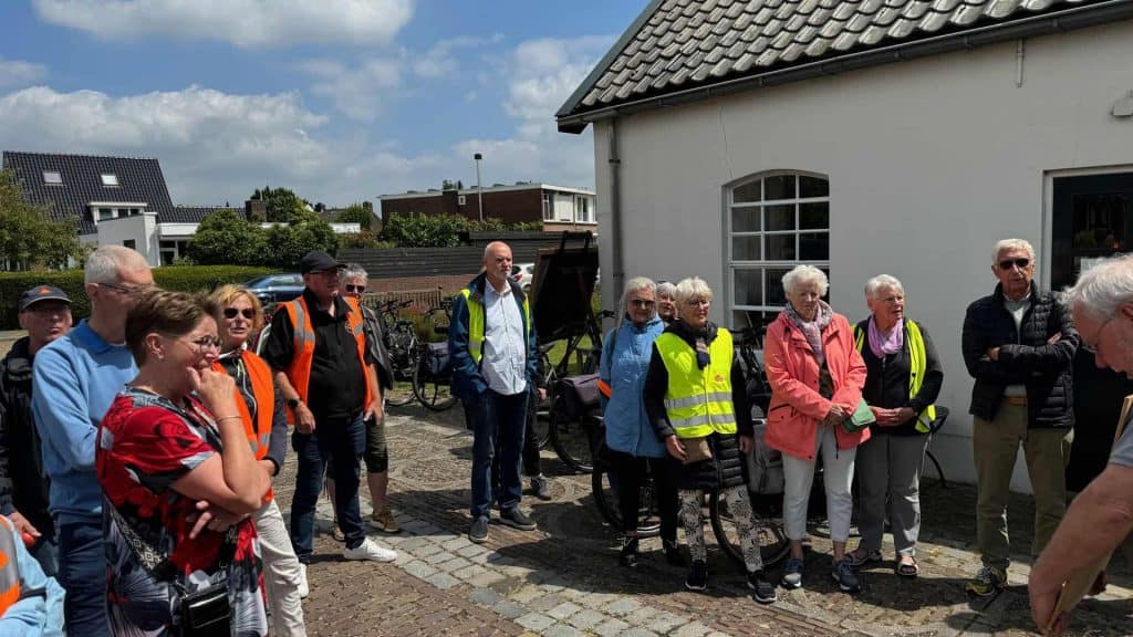 Gezelschap toeristen op 't Gelders Eiland tijdens een rondleiding.
