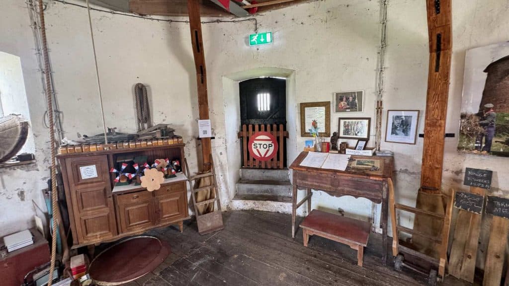 Huisinterieur met historische meubels en decoraties op 't Gelders Eiland, typisch voor de regio.
