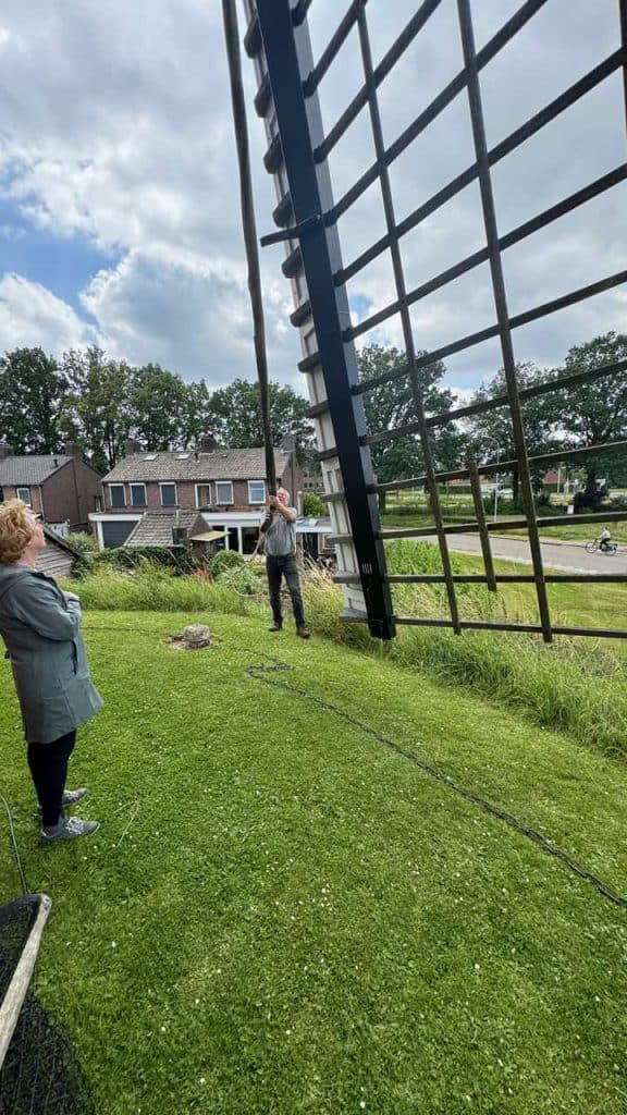 Uniek kunstwerk op 't Gelders Eiland met mensen die het bekijken en fotograferen.