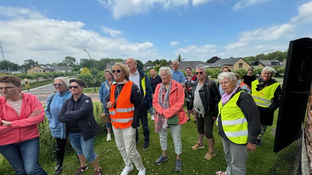 Gezellige groep wandelaars op 't Gelders Eiland tijdens een buitenactiviteit.