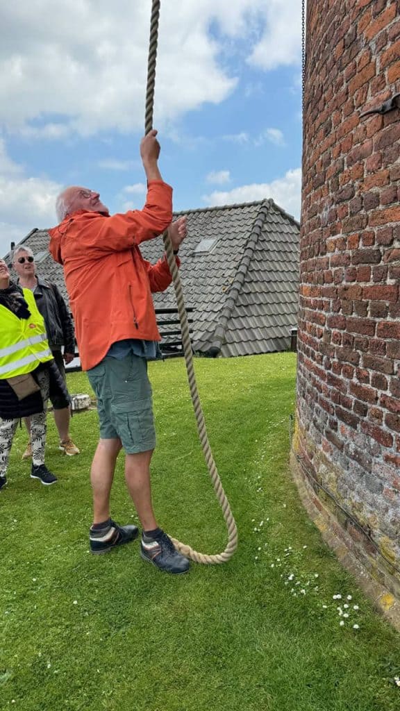 Klimmen en spelen op 't Gelders Eiland met kinderen en volwassenen in een historische omgeving.