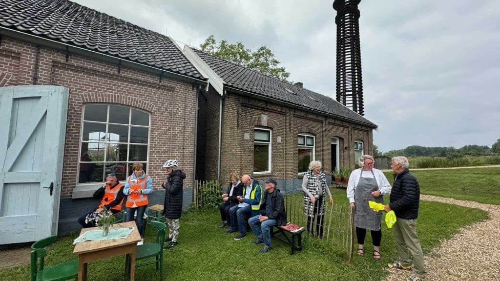 Kleine groep mensen bij 't Gelders Eiland, genieten van het buitenleven en de natuur.