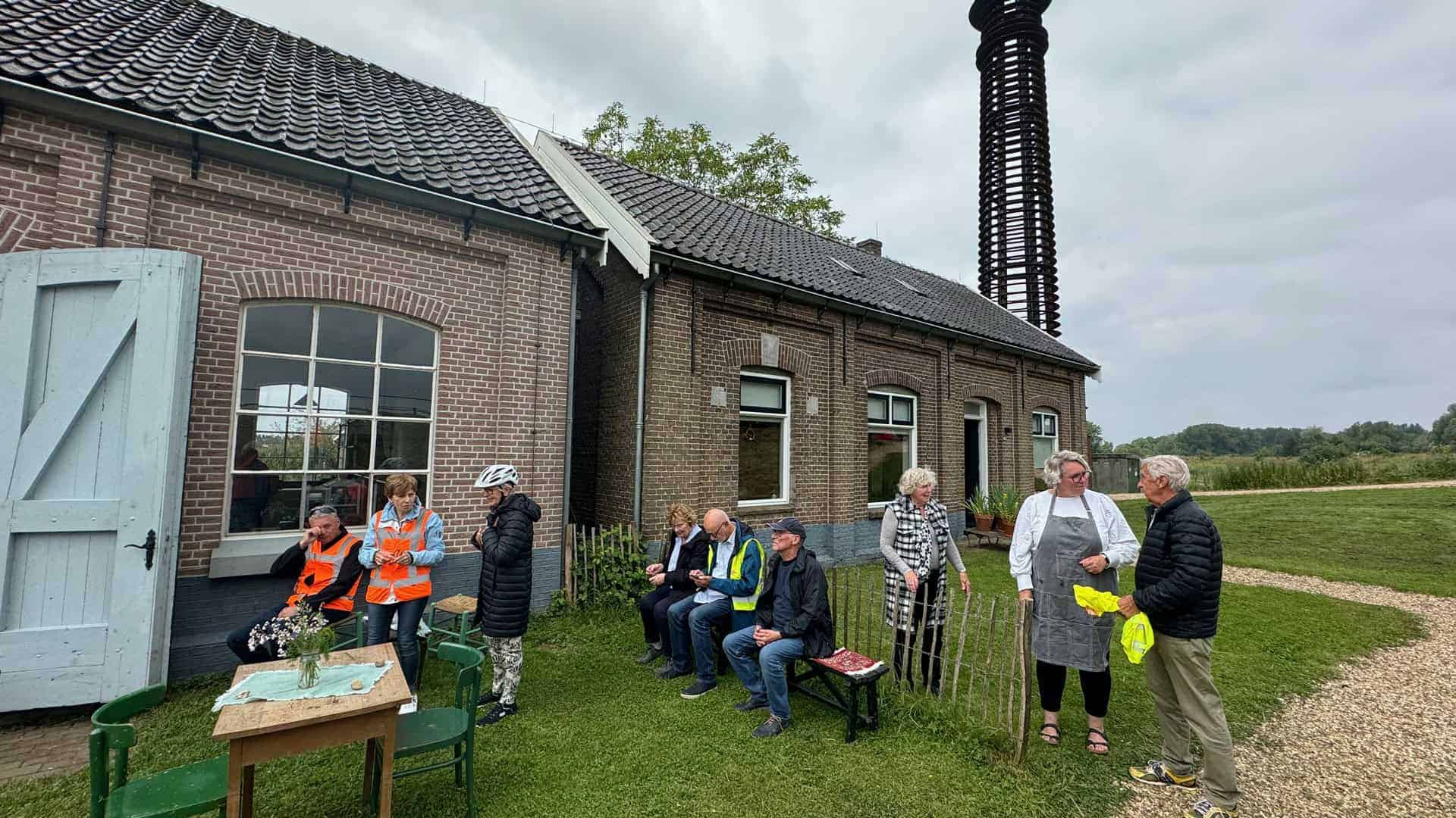 Kleine groep mensen bij 't Gelders Eiland, genieten van het buitenleven en de natuur.