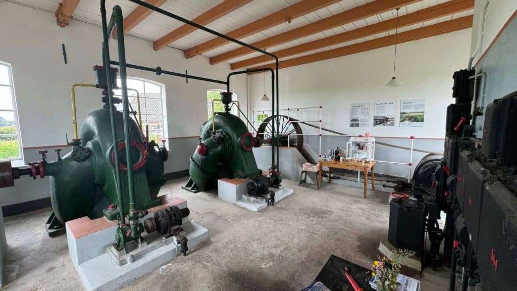 Historisch waterpompenmuseum op 't Gelders Eiland met oude pompen en technische uitleg.