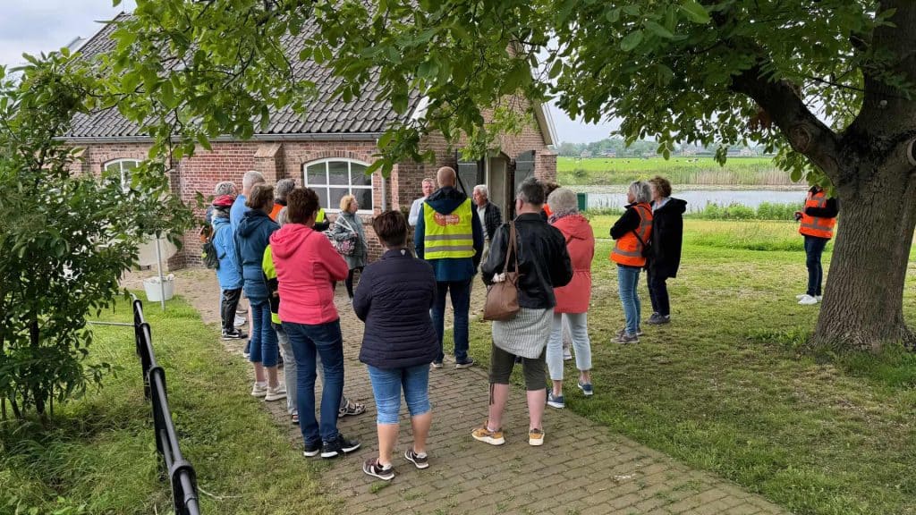 Veilig groepswandeling op 't Gelders Eiland met gids en deelnemers in de natuur.