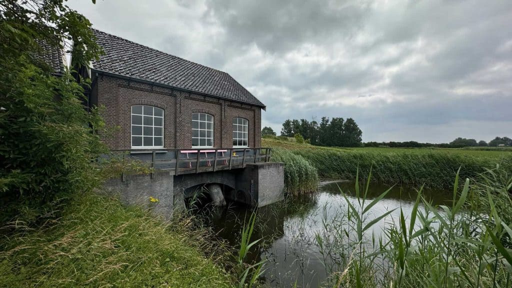 Natuur en watermolen op 't Gelders Eiland in Nederland.