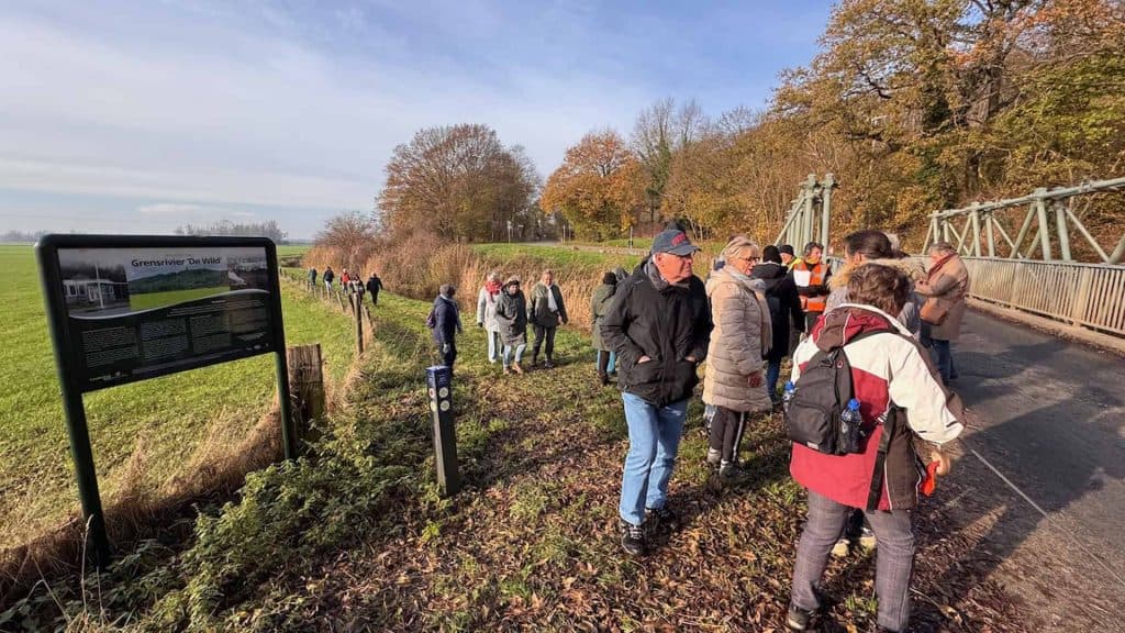 Groep wandelaars op 't Gelders Eiland genieten van de natuur en het landschap.