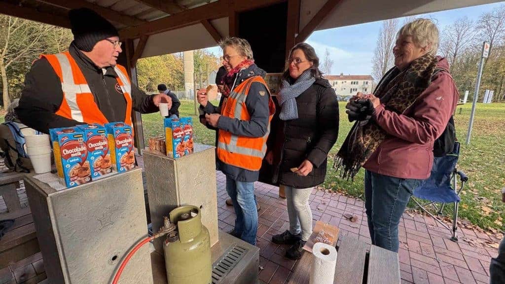 Horeca medewerkers en klanten bij een foodstand op 't Gelders Eiland in Nederland.