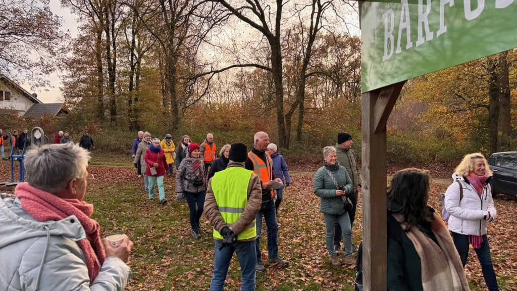 Hoge resolutie foto van mensen die deelnemen aan een evenement op 't Gelders Eiland in de herfst.