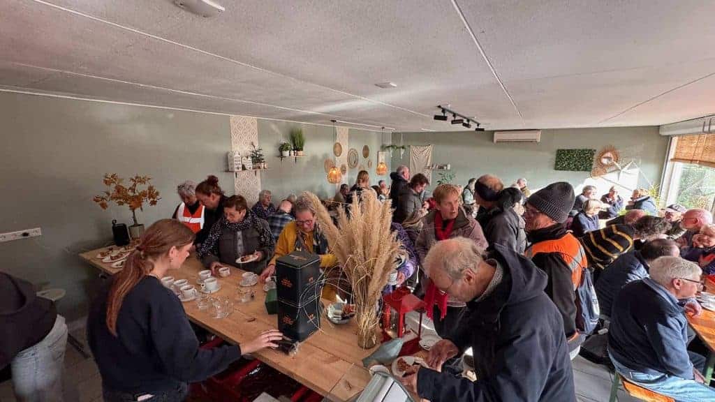 Gezellige bijeenkomst op 't Gelders Eiland met mensen die genieten van een maaltijd.