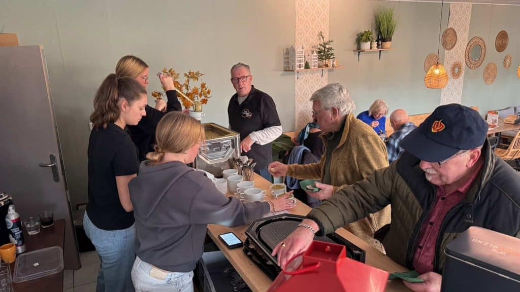 Gezellige koffie- en theemoment met bezoekers op 't Gelders Eiland, in een knusse en moderne omgevin.