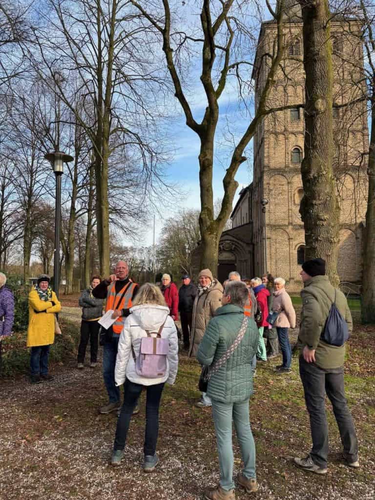 Kerk en groep toeristen op 't Gelders Eiland in de natuur, informatieve wandeling.