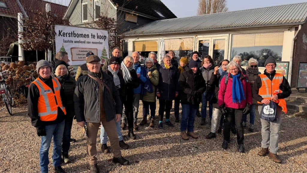 Kerkstomaten voor verkoop op 't Gelders Eiland, groep mensen wachtend in de buitenlucht.