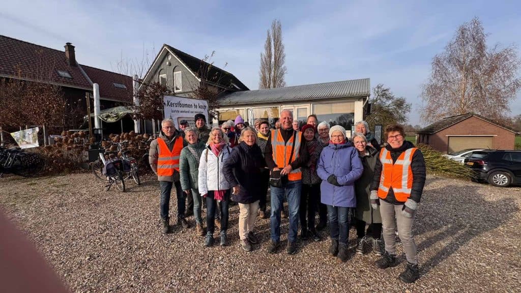 Veilig groepsfoto van vrijwilligers op 't Gelders Eiland tijdens een buitenactiviteit.