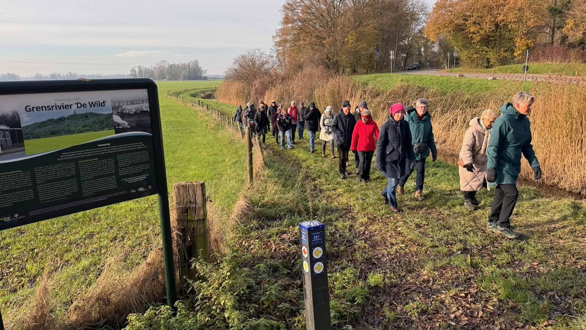 Wandelaars langs de Grensrivier 'De Wild' op 't Gelders Eiland in Nederland.
