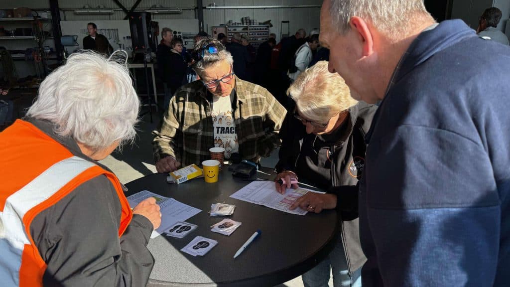 Gezellige groep mensen speelt kaartspel op 't Gelders Eiland, genieten van dag in openlucht.