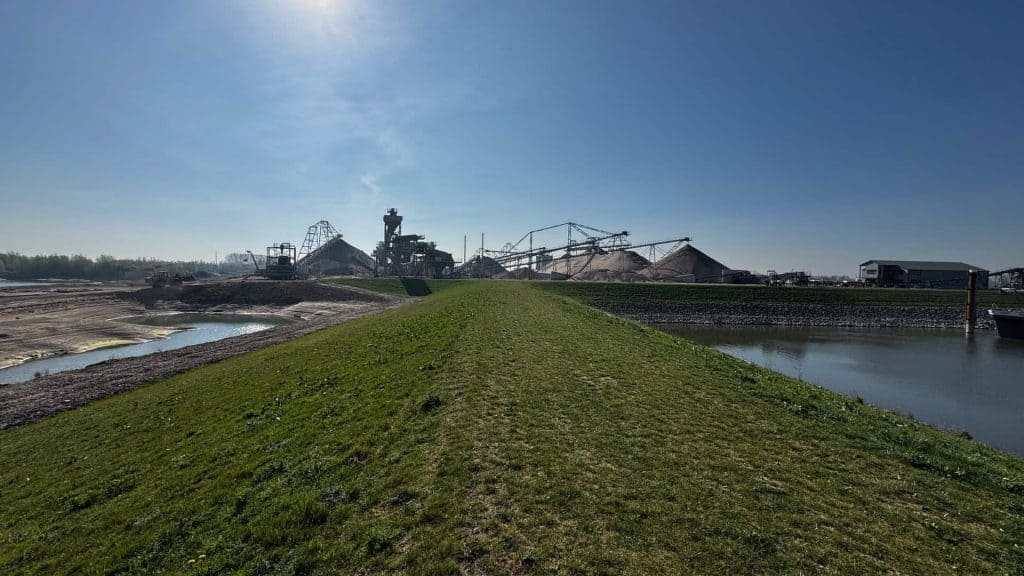 Kleurrijk landschap met industrie en water op 't Gelders Eiland, Nederland.