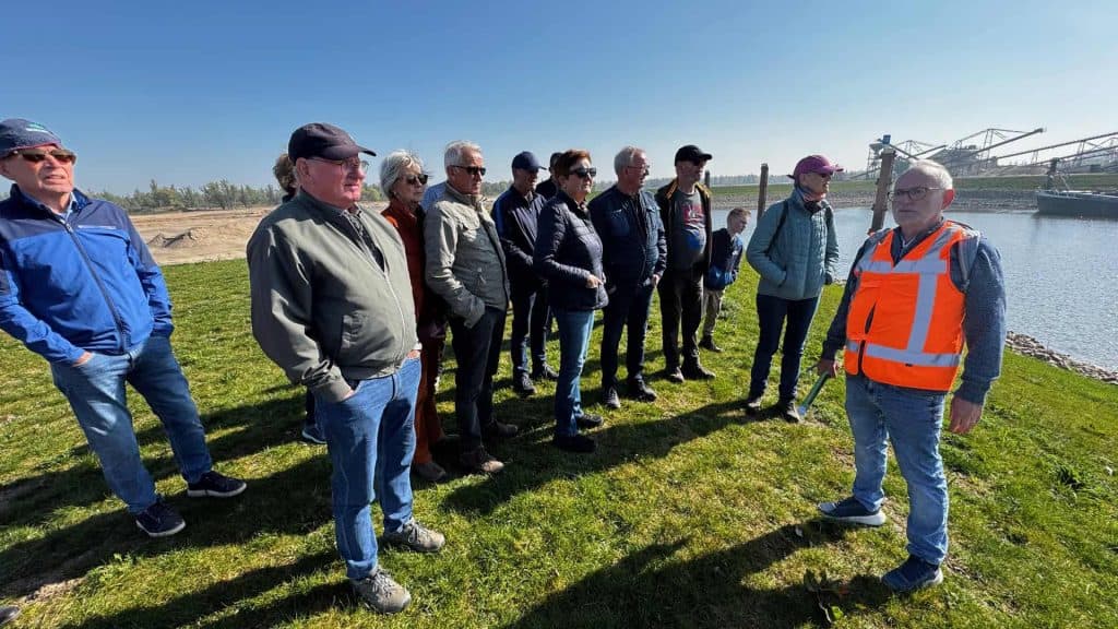 Gezelschap op 't Gelders Eiland tijdens een rondleiding langs de rivier.