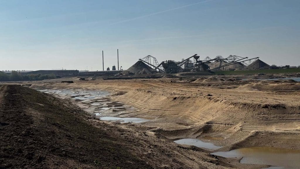 Industriële mijnbouw op ’t Gelders Eiland met zand- en grindwinning.