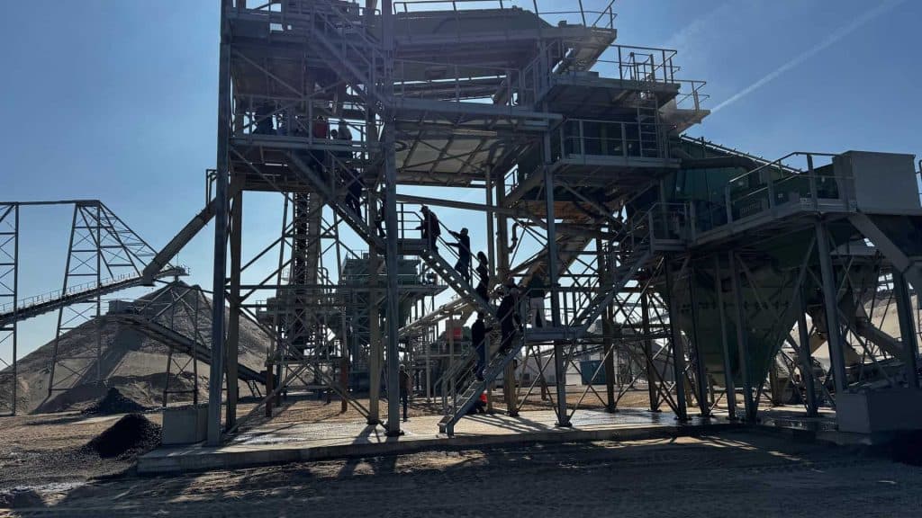 Betonfabriek op 't Gelders Eiland met industriële structuur en staalconstructies.