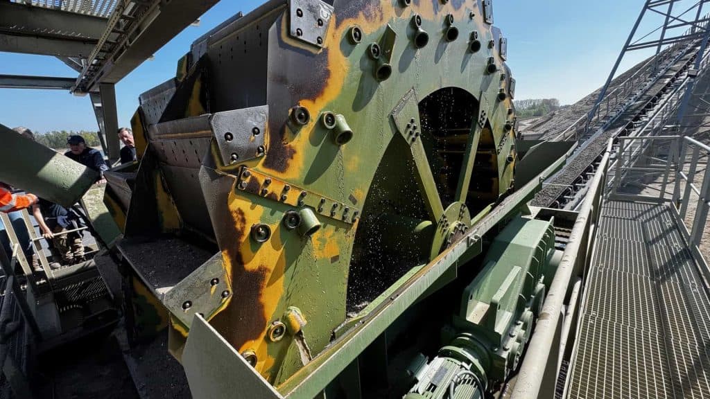 Kleurrijke mijnbouwmachine op 't Gelders Eiland, onderdeel van een industrieel attractiepark.