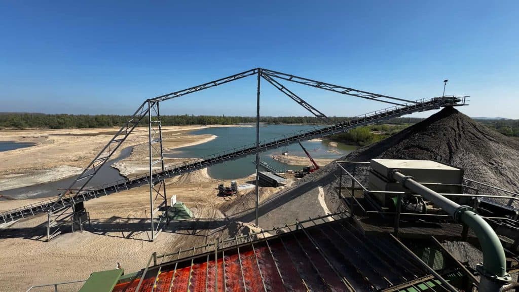 Metaalconstructie en graafmachines op een zand- en grindwinning locatie op 't Gelders Eiland.