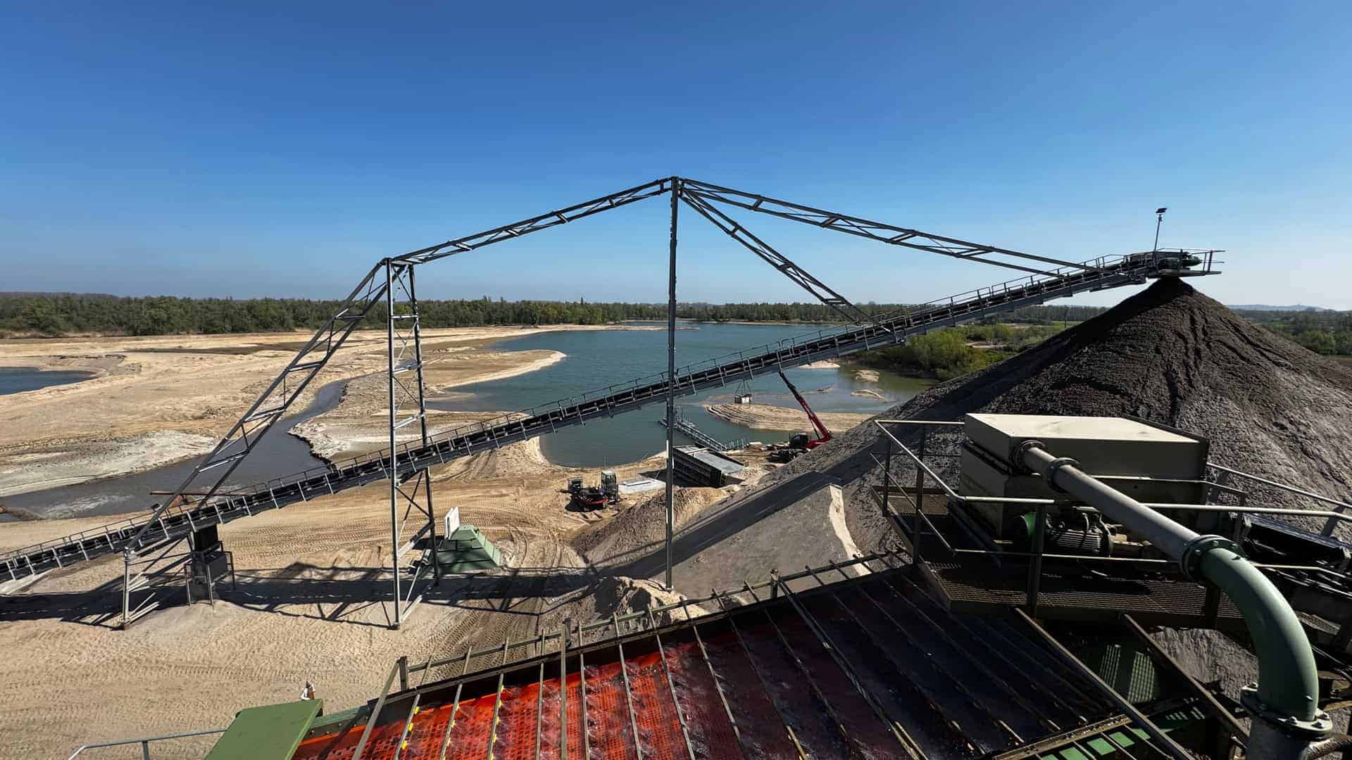 Metaalconstructie en graafmachines op een zand- en grindwinning locatie op 't Gelders Eiland.