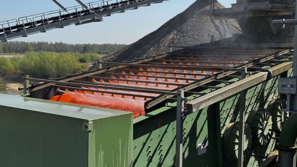 Kleurrijke graansilo's en conveyorbanden op 't Gelders Eiland, industriële omgeving met oog voor lan.