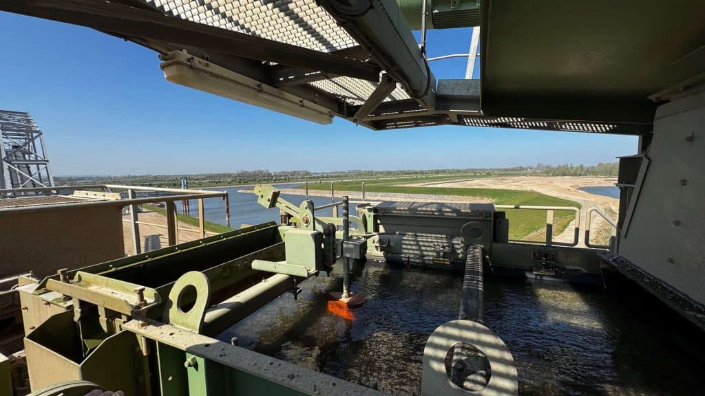 Haven van 't Gelders Eiland met waterbehandeling en uitzicht op de rivier.