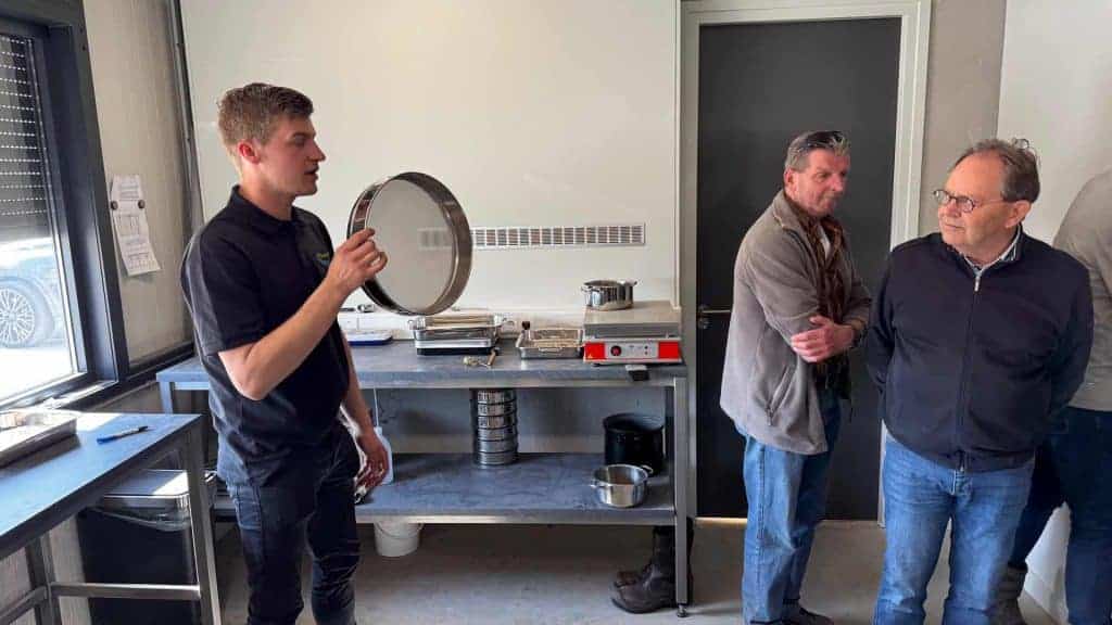 Koks in een moderne keuken op 't Gelders Eiland, met twee mannen die een gesprek voeren.