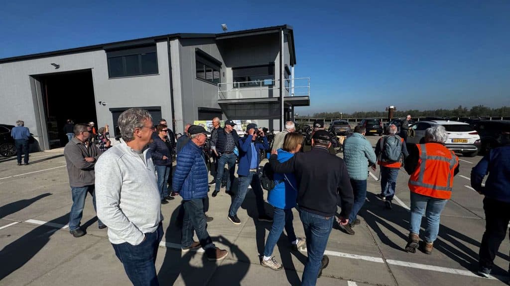 Gezellige groep mensen bij 't Gelders Eiland, genieten van het uitzicht en de omgeving.