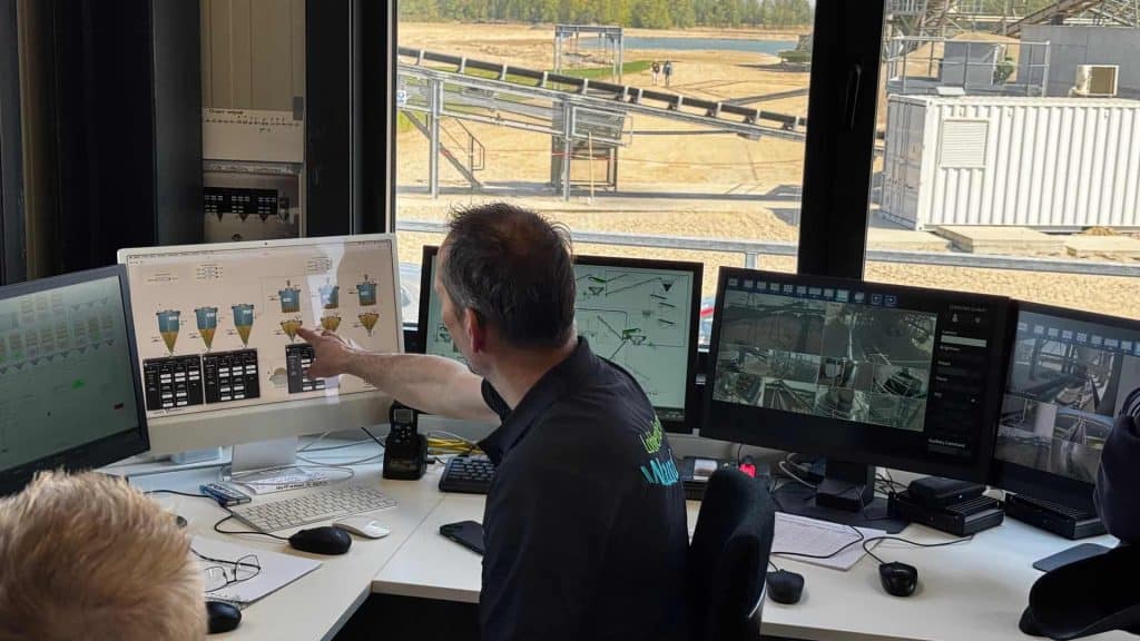 Haven op 't Gelders Eiland met controlekamer en monitoren voor waterbeheer.
