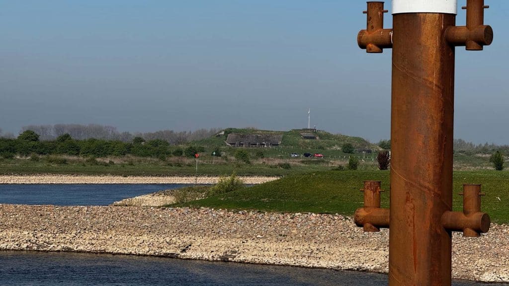 Kustlijn en fort op 't Gelders Eiland, rustieke omgeving en waterzicht in Nederland.