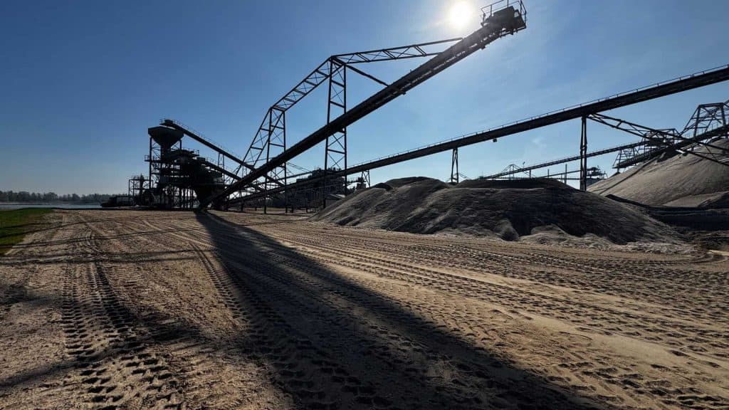 Industriële zand- en grindwinning op 't Gelders Eiland in Nederland.