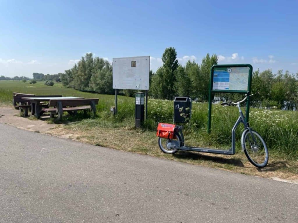 Fiets- en wandelroute informatie op 't Gelders Eiland, met informatieborden en een deelfiets. Ideaal.