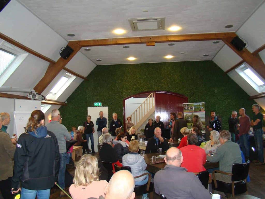Gezellige bijeenkomst op 't Gelders Eiland met mensen die genieten van een sociale activiteit.