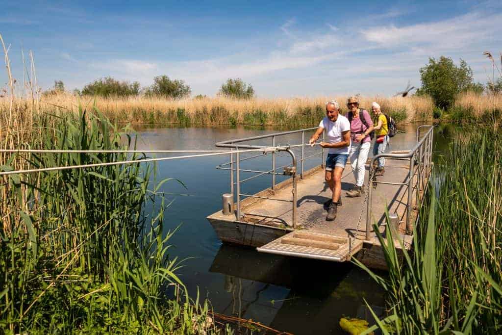 Vissers of recreanten op een veerpont op 't Gelders Eiland.
