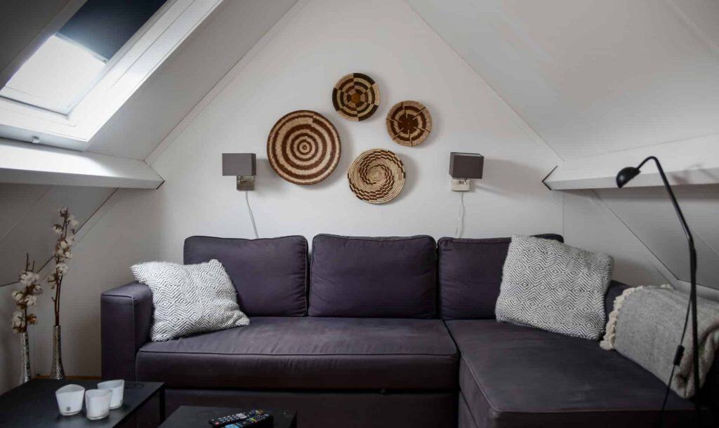 Knusse woonkamer met moderne decoratie en natuurlijke elementen op 't Gelders Eiland.