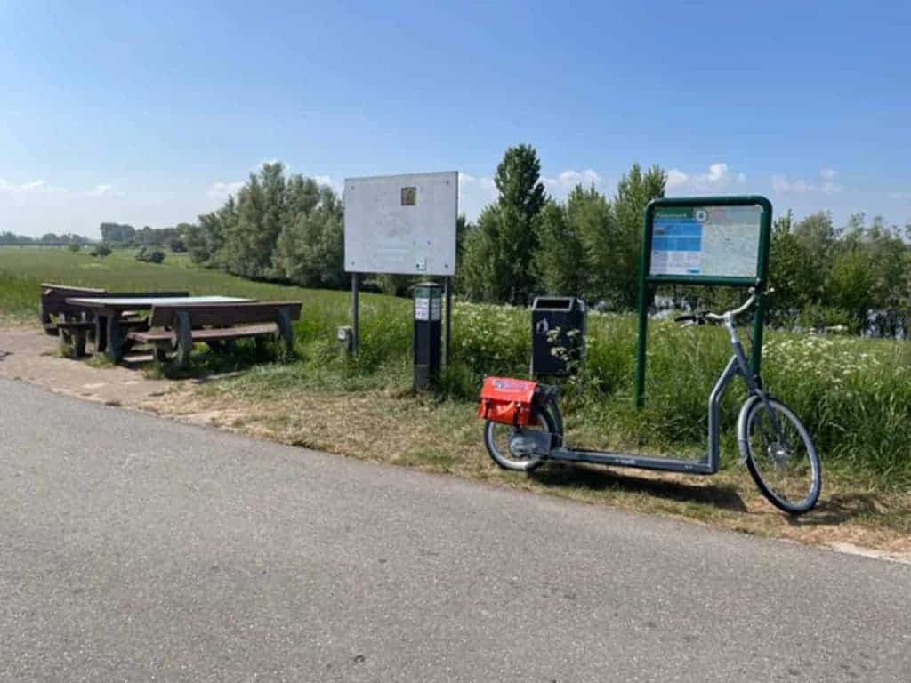 Fiets- en wandelroute op 't Gelders Eiland met informatieborden en rustplaatsen.