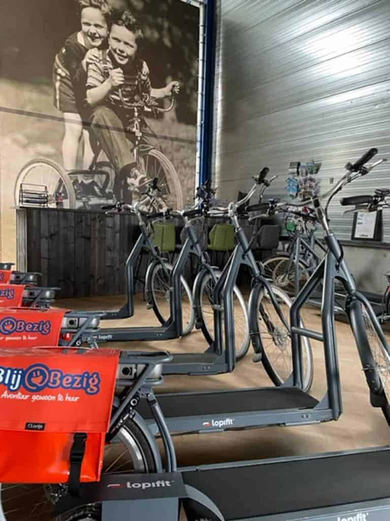 Fietsen en cardio-apparaten in een sportschool op 't Gelders Eiland.