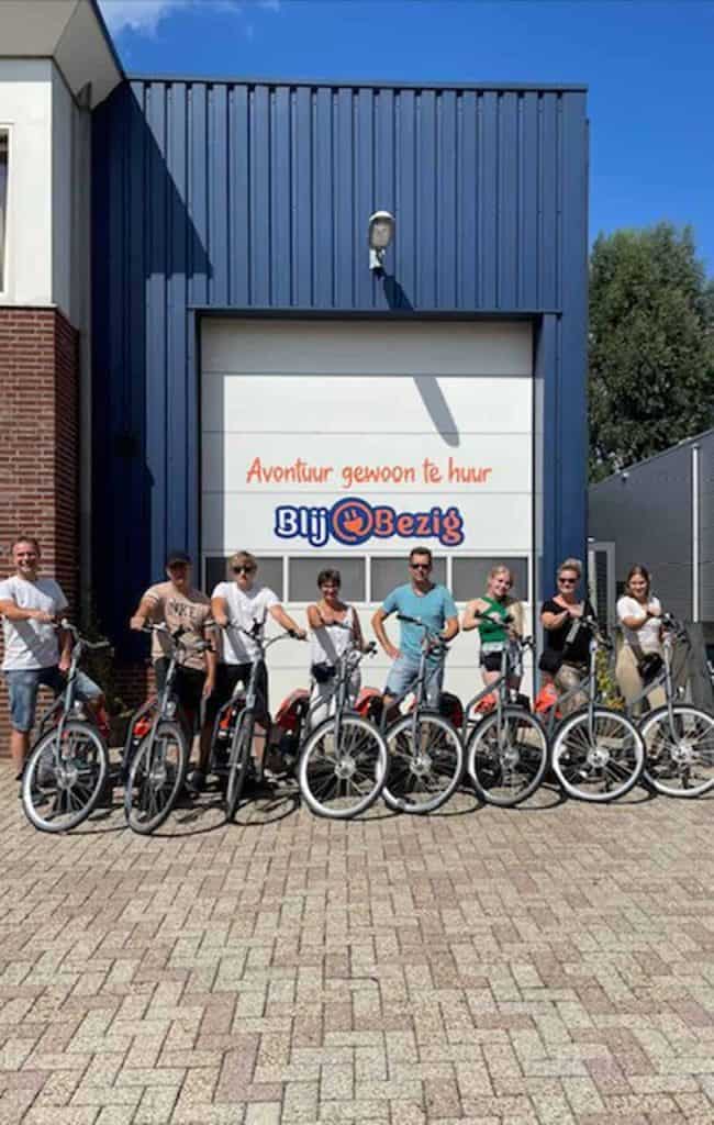Groep mensen met fietsen voor verhuurwinkel op 't Gelders Eiland.