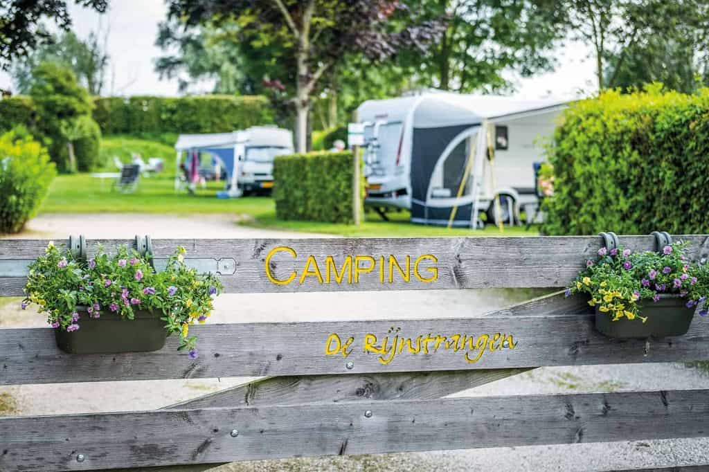 Camping op 't Gelders Eiland met caravans en groene omgeving.