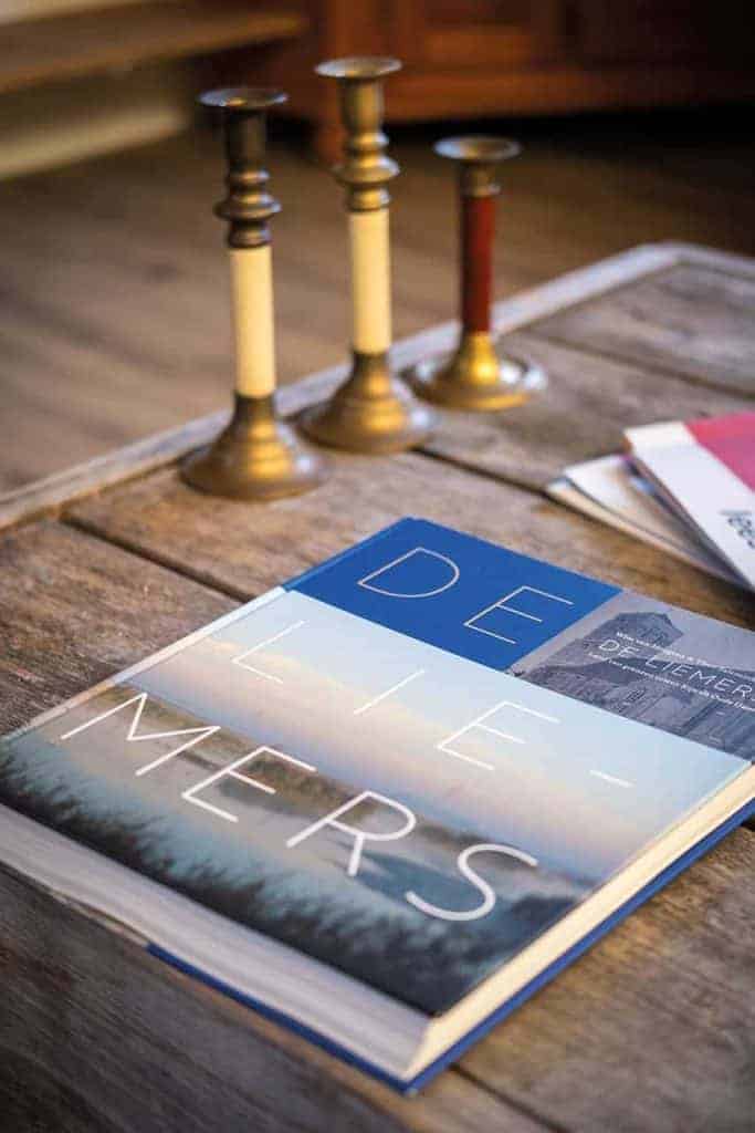 Boeken en kaarsen op een houten tafel op 't Gelders Eiland, rustieke sfeer.