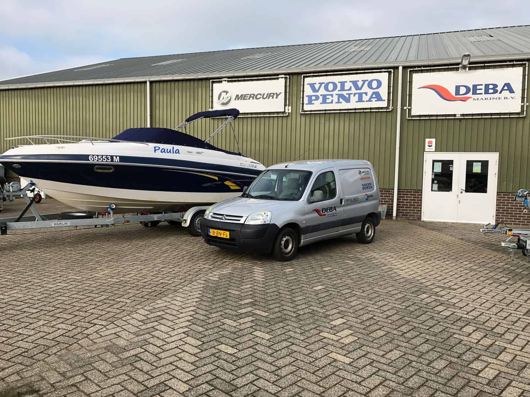 Boot en bedrijfsvoertuig voor watersport en maritieme diensten.