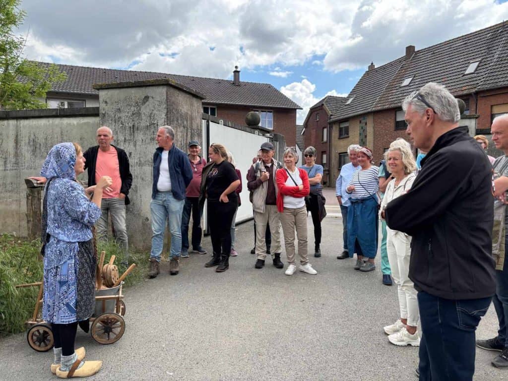 Historische gids vertelt groep toeristen over 't Gelders Eiland in Nederland.