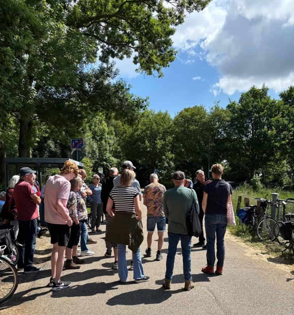 Gezelschap wandelaars op 't Gelders Eiland genieten van de natuur en het mooie weer.