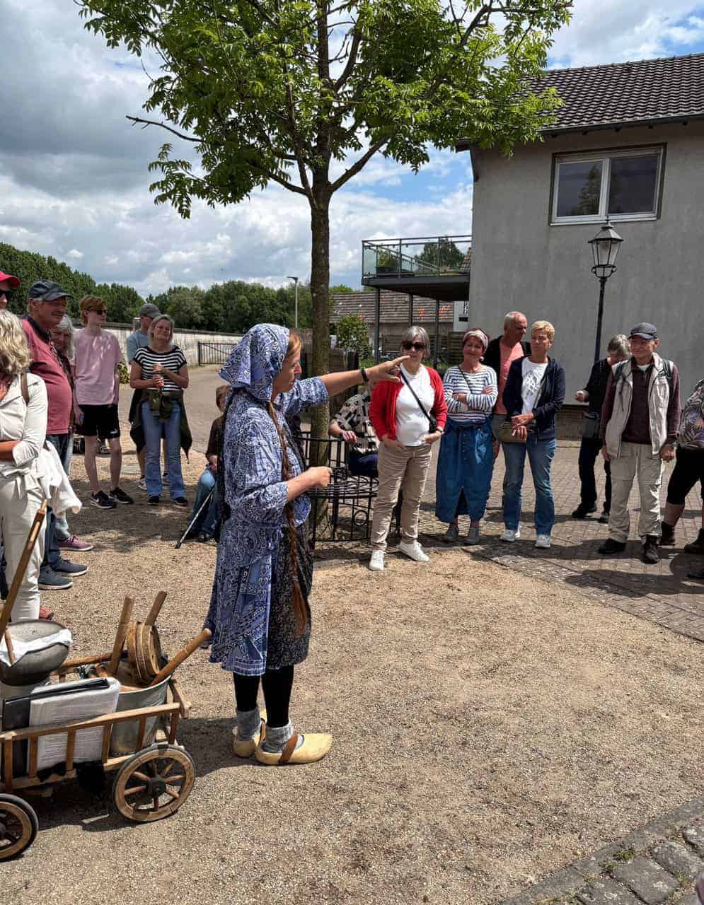 Kunsthistorische gids geeft uitleg aan groep toeristen op 't Gelders Eiland.