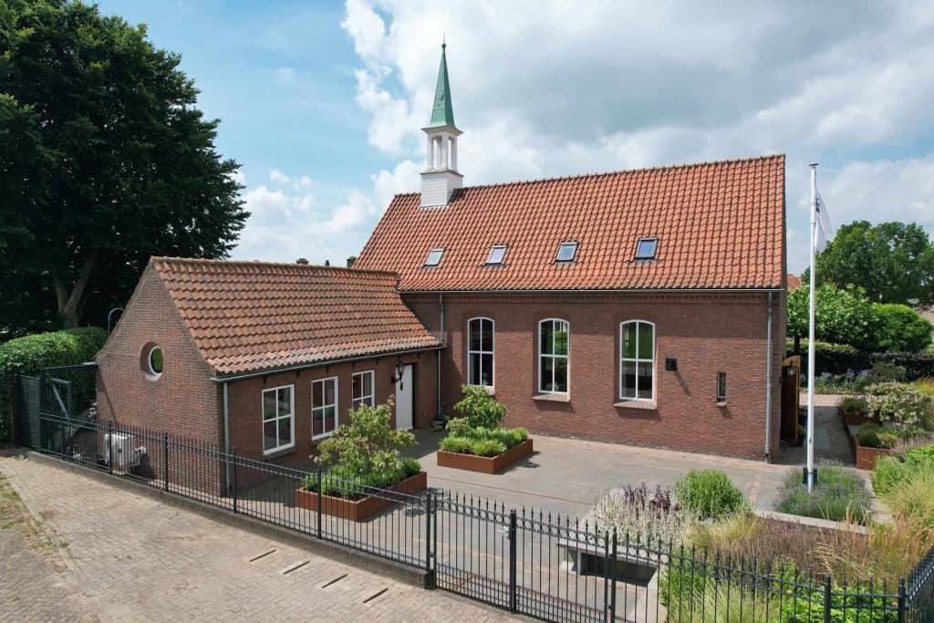 Gezellig kerkgebouw op 't Gelders Eiland met tuin en omheining.