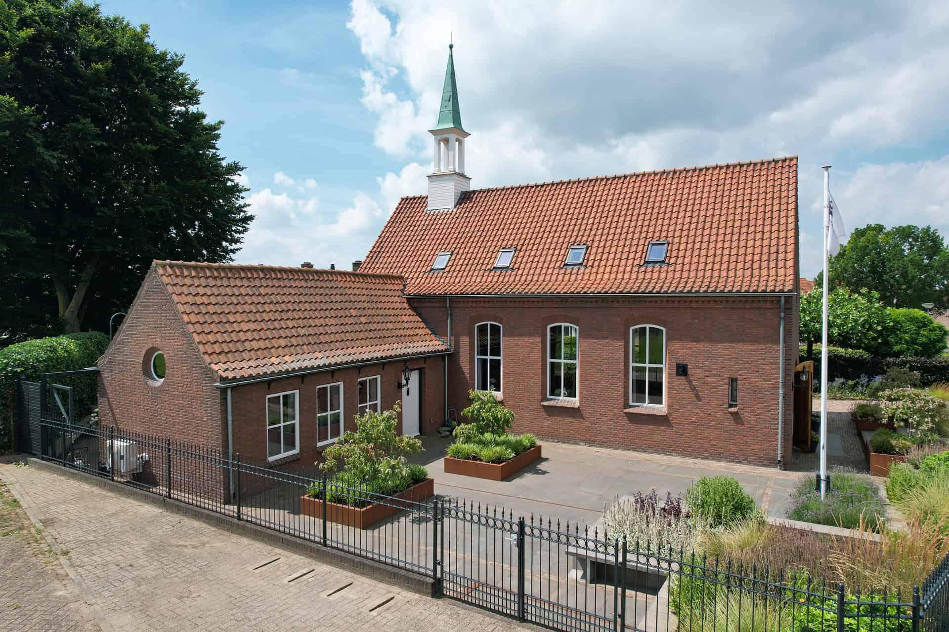 Gezellig kerkgebouw op 't Gelders Eiland met tuin en omheining.